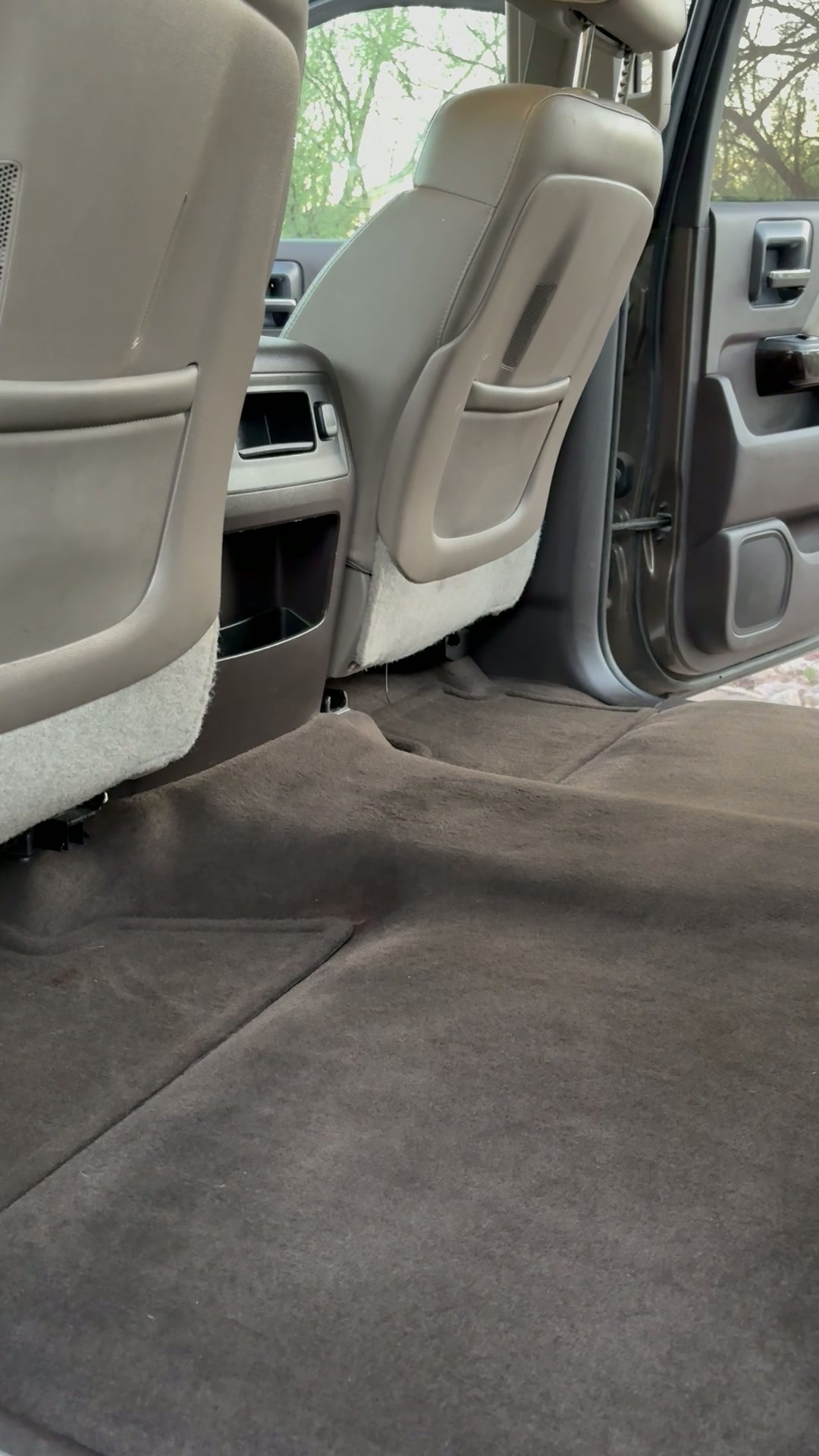 Shampooed rear floor carpet, dirt fully extracted